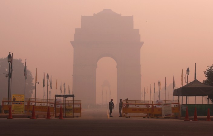 Smog at India gate. India gate