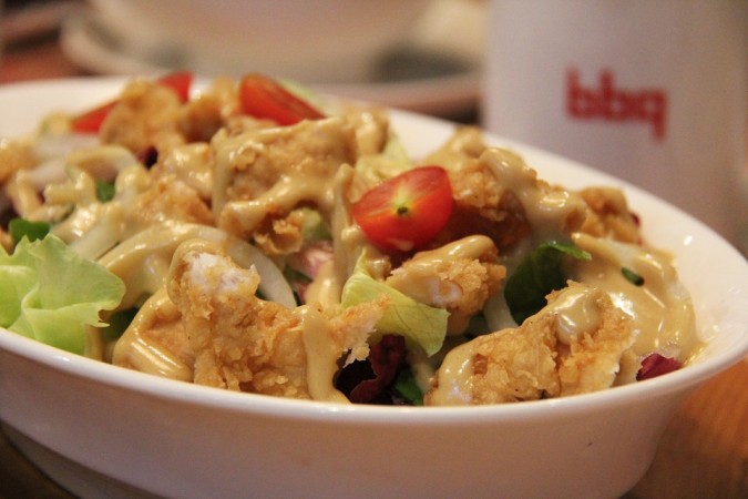 Crispy chicken, salas,