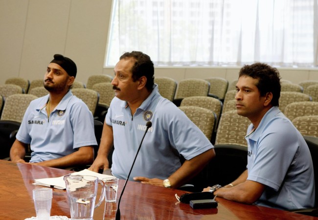 FILE PHOTO: MV Sridhar (C) with Sachin Tendulkar and Harbhajan Singh mv sridhar, bcci