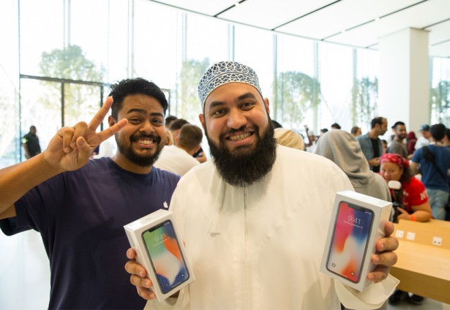 Customers with iPhone X in Dubai Customers with iPhone X in Dubai