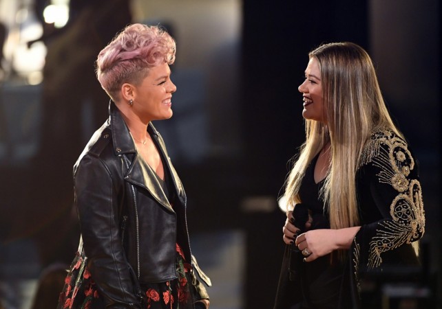 Pink (L) and Kelly Clarkson perform onstage during the 2017 American Music Awards at Microsoft Theater on November 19, 2017 in Los Angeles, California. amas