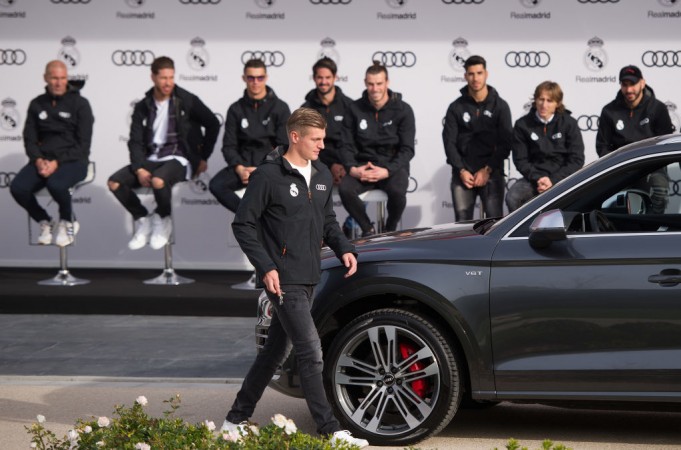 Toni Kross and other members of the Real Madrid team in the background. Toni Kross