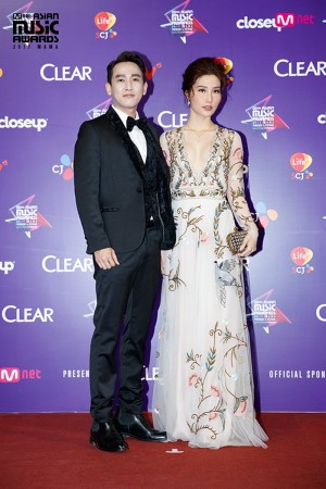 Vietnamese actors Diem My and Hua Vi Van. MAMA 2017