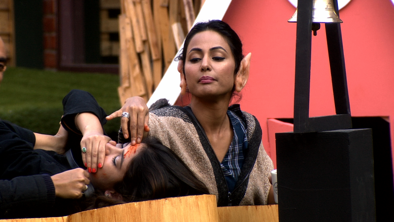 Hina Khan puts red chilli powder in Bandgi Kalra's eyes Hina Khan puts red chilli powder in Bandgi Kalra's eyes