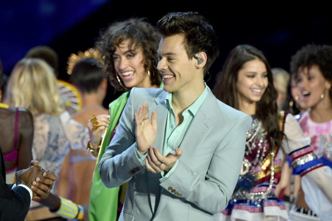 Harry Styles performs the runway during the 2017 Victoria's Secret Fashion Show In Shanghai at Mercedes-Benz Arena on November 20, 2017 in Shanghai, China. harry 1