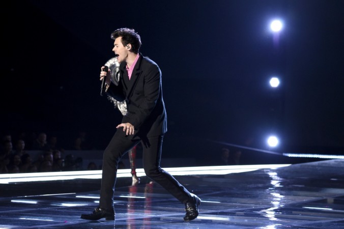 Harry Styles performs on the runway during the 2017 Victoria's Secret Fashion Show In Shanghai at Mercedes-Benz Arena on November 20, 2017 in Shanghai, China. harry 2