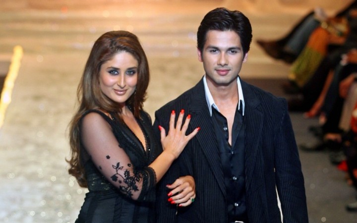 Bollywood actors Kareena Kapoor (L) and Shahid Kapur present creations by Indian designer Manish Malhotra at a fashion show on the final-day of the India fashion week in New Delhi September 3, 2006. Shahid Kapoor, Kareena Kapoor