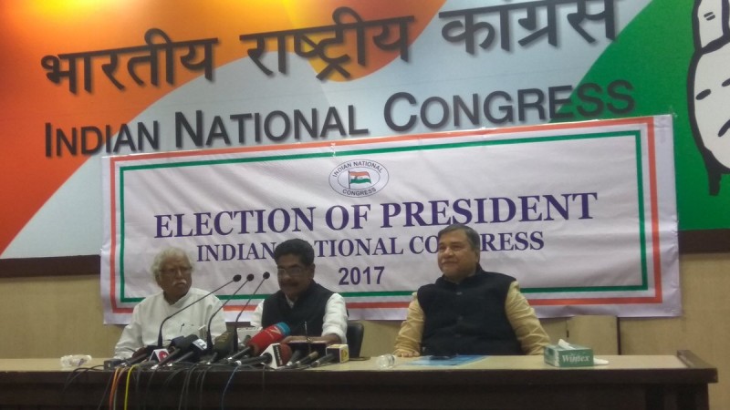 Central Election Authority chief Mullappally Ramachandran flanked by Madhusudan Mistry (left) and Bhubaneswar Kalita on Thuesday, December 5, 2017, announce the results of the scrutiny of nomination papers for the Congress presidential election. Congress presidential election
