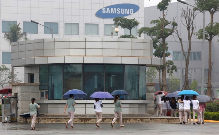Employees make their way to work at the Samsung factory in Thai Nguyen province, north of Hanoi, Vietnam October 13, 2016. Samsung