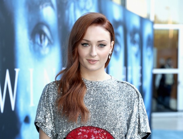   Sophie Turner "title =" Actress Sophie Turner attends the premiere of HBO's Game of Thrones season 7 at the Walt Disney Concert Hall on July 12, 2017 in Los Angeles, California. "Width =" 660 "height =" auto "tw =" 1200 "th =" 908 "/> 

<figcaption clbad=