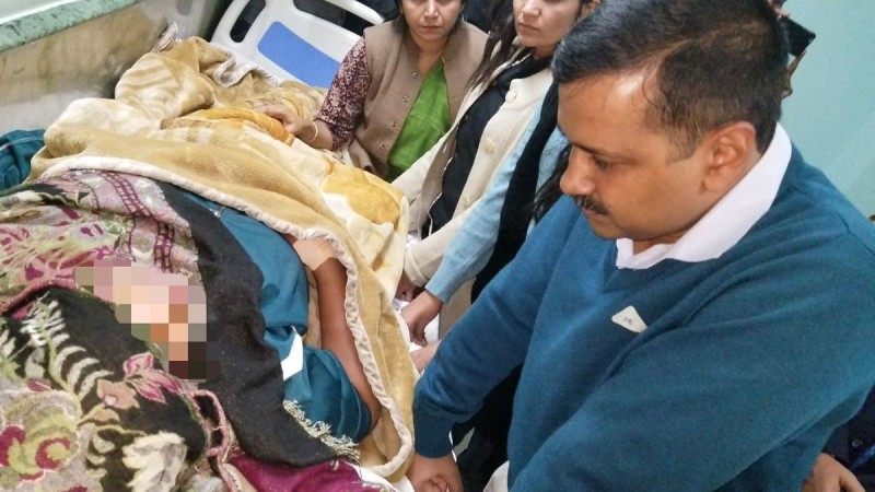 Delhi Chief Minister Arvind Kejriwal paid a visit to Praveen who was thrashed by a mob in Narela on Thursday night after she tipped off the police and the DCW about the illicit liquor racket in the area. kEJRI 11111