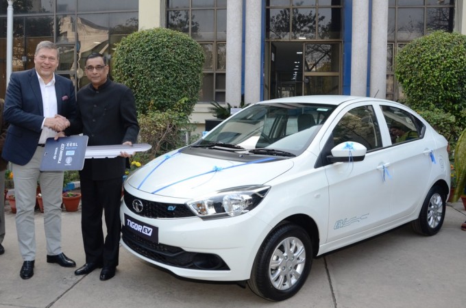 Guenter Butschek, CEO & MD, Tata Motors handed over the keys of the Tigor EVs to Saurabh Kumar, Managing Director, EESL Tata Tigor EV
