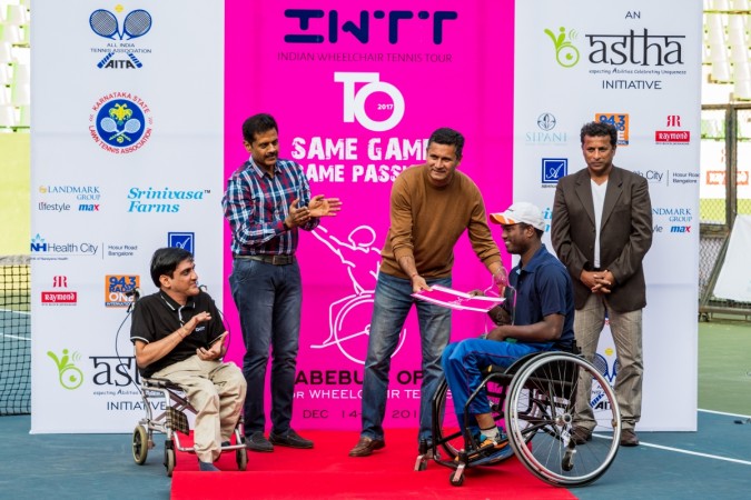 Zeeshan Ali gives away the winner's trophy to Shekar Veeraswamy. Also seen are (from left) Astha founder Sunil Jain, Vasanth Kumar (Landmark Group) and Jude Felix. Shekhar Veeraswamy Wheelchair Tennis