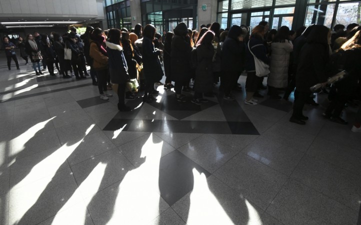Tearful fans gather to visit the mourning altar for Kim Jong-Hyun, a 27-year-old lead singer of the massively popular K-pop boyband SHINee, at a hospital in Seoul on December 19, 2017. Kim Jonghyun