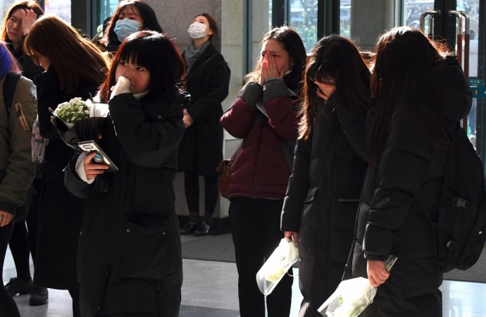 Tearful fans gather to visit the mourning altar for Kim Jong-Hyun, a 27-year-old lead singer of the massively popular K-pop boyband SHINee, at a hospital in Seoul on December 19, 2017. Kim Jonghyun
