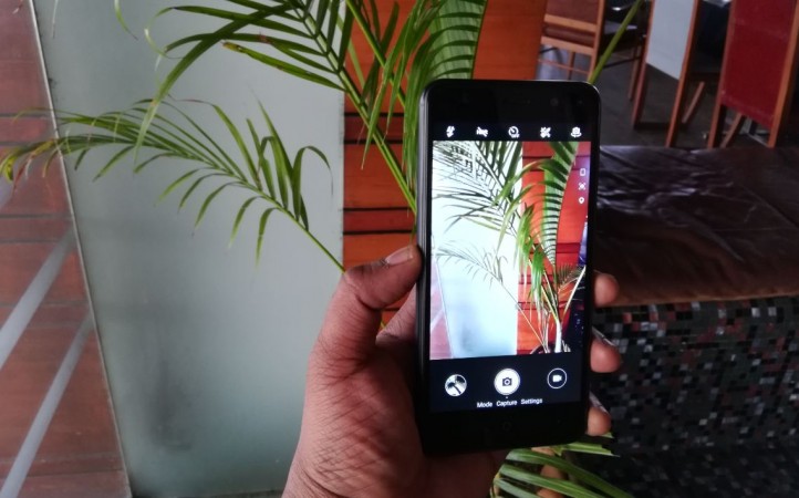 Intex Elyt Dual comes with 2MP (f/2.0 1.12 µm pixel size) 8MP (f/2.2 1.75 µm pixel size) snappers having dedicated LED flash and support Real Bokeh Effect (Realtime & Capture), Background Change, Night Shot, Face Beauty, Face Detection, Panorama, Burst Mode. On the back, it comes packed with an 8MP snapper on the back with autofocus, f/2.2 aperture, 1.2µp pixel size, single-LED flash support. Intex, Elyt Dual, review, performance, design, display, camera,battery