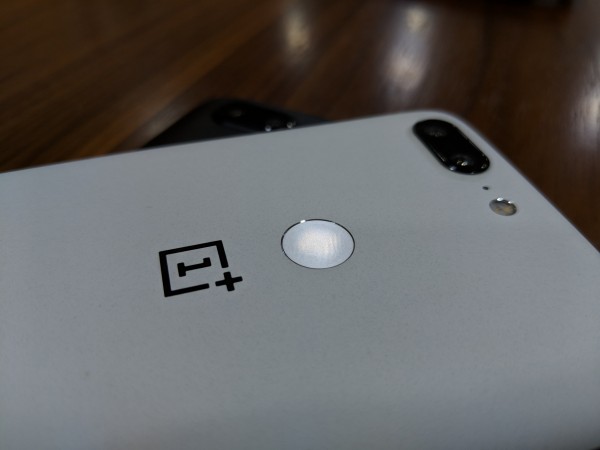   OnePlus 5T white sandstone review 
