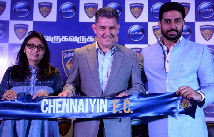 Chenniayin FC's new head coach John Gregory (C) poses with team owner Bollywood actor Abhishek Bhachchan (R) and co-owner Vinita Dani (L) in Chennai on July 21, 2017, ahead of the 2017 edition of the Indian Super League (ISL) isl