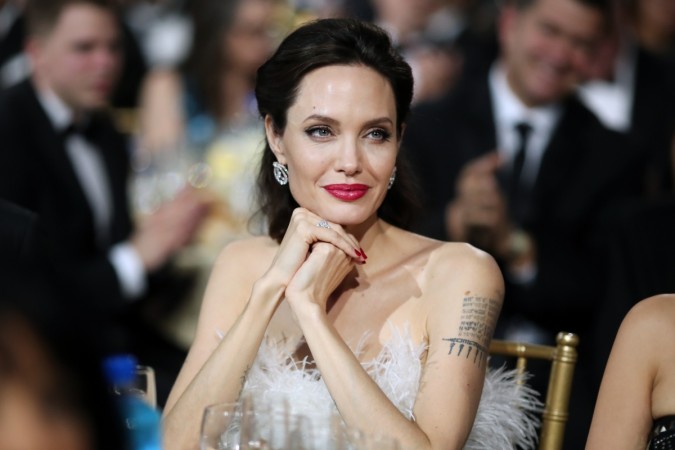   Angelina Jolie "title =" Actress / Director Angelina Jolie attends the 23rd Annual Critics' Choice Awards at Barker Hangar on January 11, 2018 in Santa Monica, California. "Width =" 660 "height =" auto "tw =" 1200 "th =" 800 "/> 

<figcaption clbad=