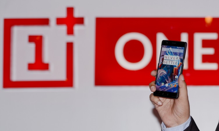 Vikas Agarwal, General Manager for Indian of the OnePlus cellphone company holds a newly-launched OnePlus 3 mobile at an event in New Delhi on June 15, 2016. INDIA-ECONOMY-TELECOMS