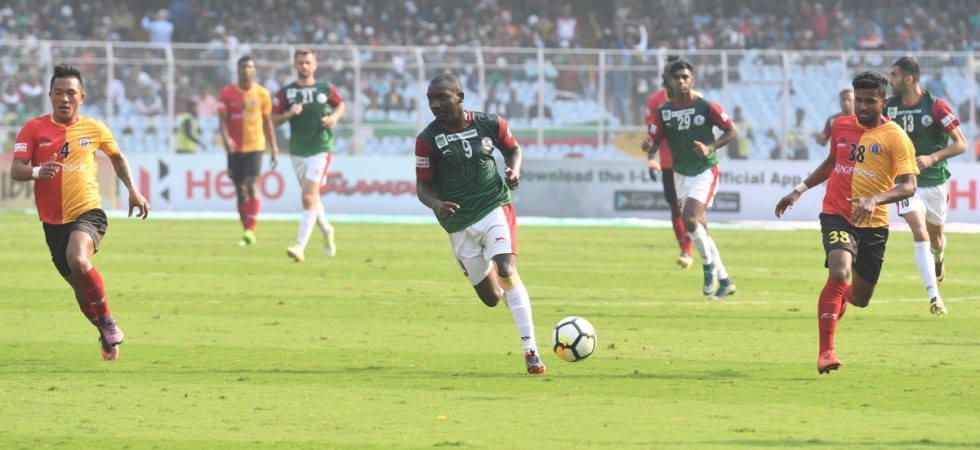 Dipanda Dicka of Mohun Bagan (in the middle) against East Bengal mohun bagan, east bengal