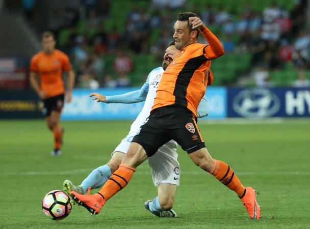 Manuel Arana playing for Brisbane Roar in 2017 manuel arana