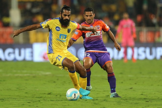 Sandesh Jhingan of Kerala Blasters and Baljit Sahni of FC Pune City battle for possession during the ISL match on Friday isl, kerala blasters