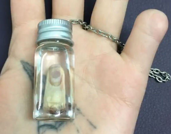 Torz Reynolds' finger pendant. Torz Reynolds' finger pendant.