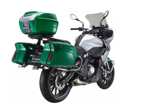 Benelli BJ300GS-A comes with two hard-case panniers on the sides and a top box. Benelli BJ300GS-A