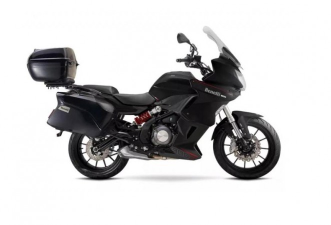 Both Benelli 302R and BJ300GS-A shares the same in-line two-cylinder DOHC unit. Benelli 302R tourer