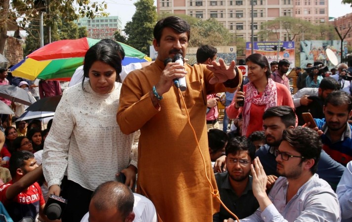 Delhi BJP chief Manoj Tiwari interacts with job aspirants protesting against alleged SSC exam 'paper leak' in New Delhi on March 4, 2018. manoj tiwari bjp