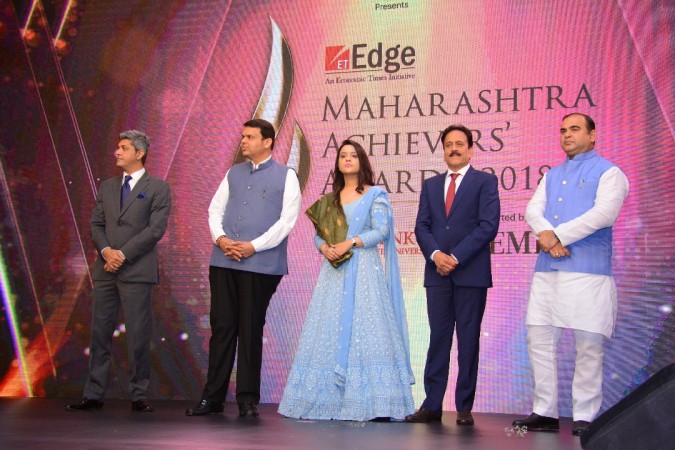 CEO of Worldwide Media Mr.Deepak Lamba and CMof Maharashtra Mr. Devendra Fadnavis, Mrs. Amruta Fadnavis, Girish Mahajan and Jayakumar Jitendrasinh Rawal. ET Edge announces the 1st edition of Maharashtra Achievers' Awards 2018