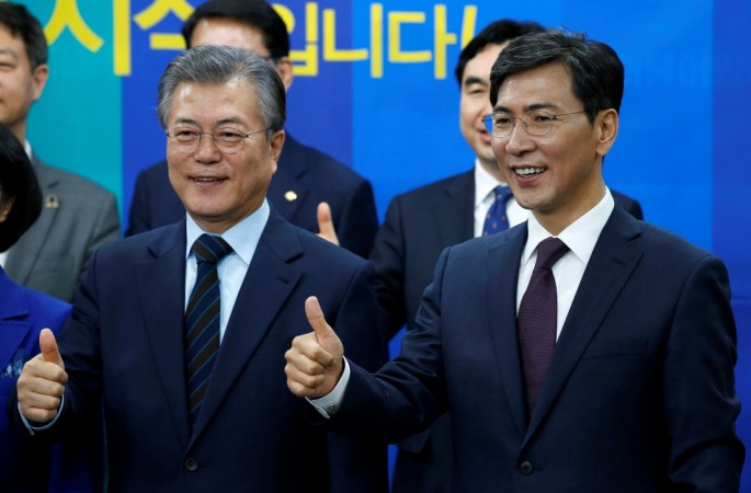 The Democratic PartyÕs candidates for the presidential primary Moon Jae-in (L) and Ahn Hee-jung pose with thumbs-up at an event to declare their fair contest. ahn hee jung