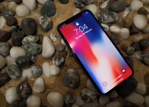 Apple iPhone X sports a 5.8-inch (diagonal) OLED screen having Super Retina HD resolution and 19.5:9 aspect ratio Apple, iPhone X, design, display, camera, performance, review