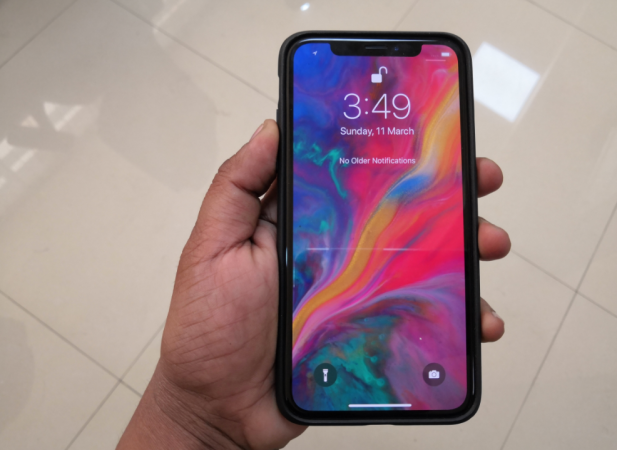 Upon swiping the finger from the top left corner, you will be able to see the notifications on Apple iPhone X. Apple, iPhone X, design, display, camera, performance, battery, review