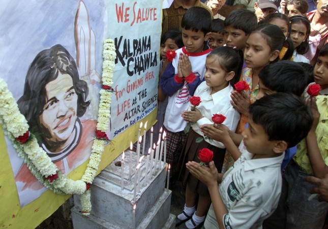 Children pay their respect to Kalpana Chawla kalpana chawla
