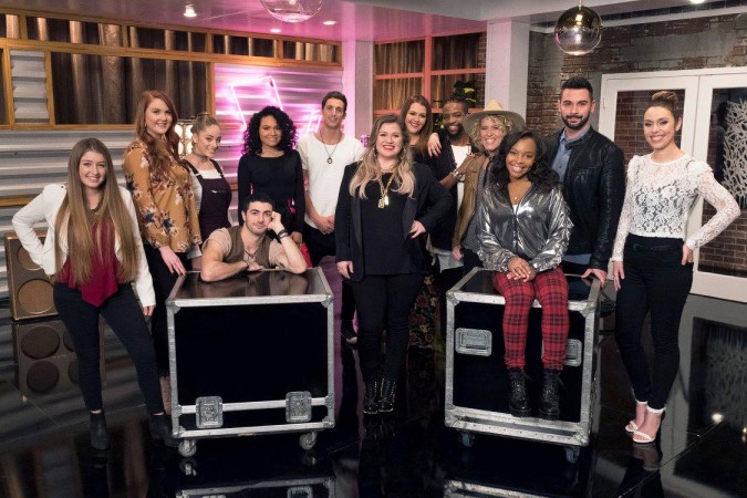 Kelly Clarkson with the members of her team Kelly Clarkson with the members of her team