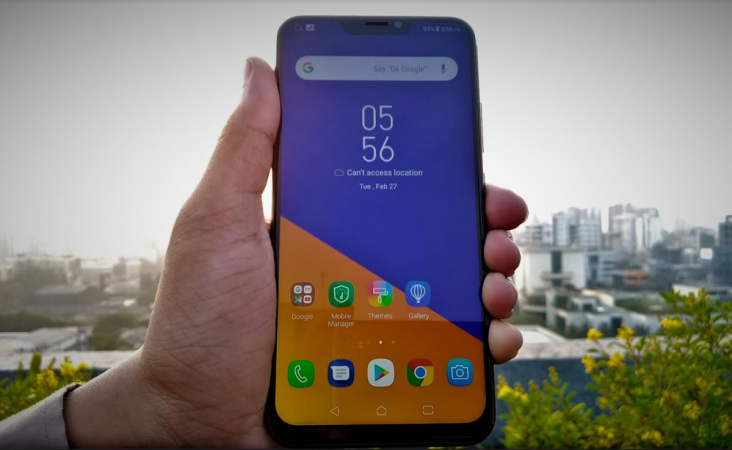เอซุส Zenfoneุส Zenfone 5 comes with 6.2แอปเปิ้ล full HD (2246x1080p) super IPS LCD screen having 90% screen-to-body ratio, supports DCI-P3 and Smart Screen On Asus, Zenfone 5, front side, Apple, iPhone X, notch