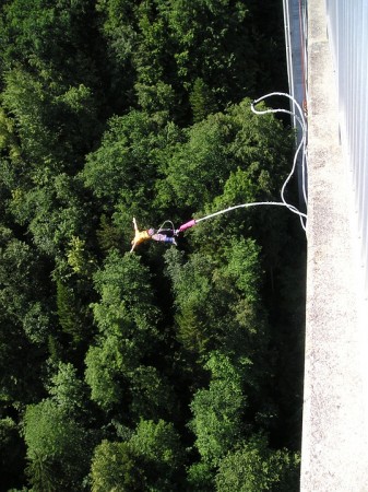 Malaysian daredevil performs bungee jumping with a two-year-old daughter, faces backlash Bungee jumping