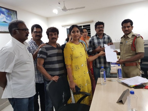 Shivaji Raja, Jhansi, Uttej and Hema filing complaint against TV5 anchor Samba Siva Rao Shivaji Raja, Jhansi, Uttej and Hema filing complaint against TV5 anchor Samba Siva Rao