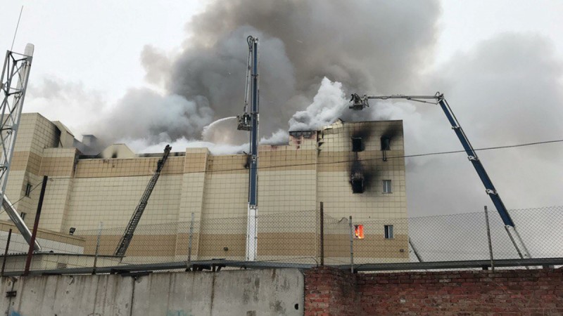 Firefighters extinguish a fire at a shopping mall in Kemerovo, Russia March 25, 2018. Russia shopping mall fire