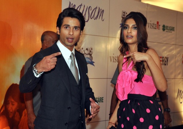 Indian Bollywood actor Shahid Kapoor (L) poses with co-star actress Sonam Kapoor as they attend the premiere for the Hindi film ' Mausam' in Mumbai late September 22, 2011. Shahid and Sonam
