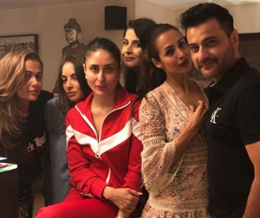 Kareena Kapoor Khan poses with her close friends Kareena Kapoor Khan