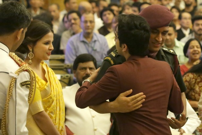 Dhoni and Advani exchange greetings as former's wife watches on. MS Dhoni Sakshi Padma Bhushan