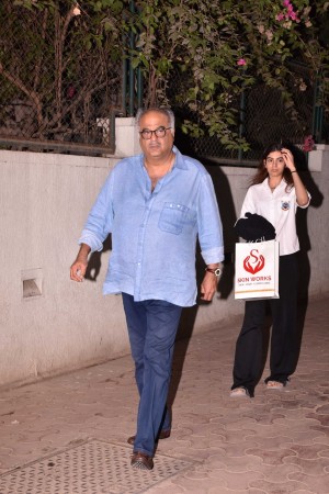 Boney Kapoor, Khushi Kapoor spotted outside Arjun Kapoor's residence. Boney Kapoor, Khushi Kapoor