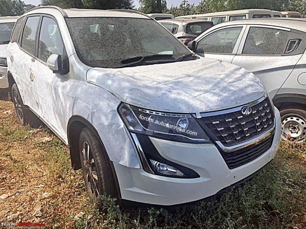 2018 Mahindra XUV500 facelift comes with the newly styled front grille. 2018 Mahindra XUV500