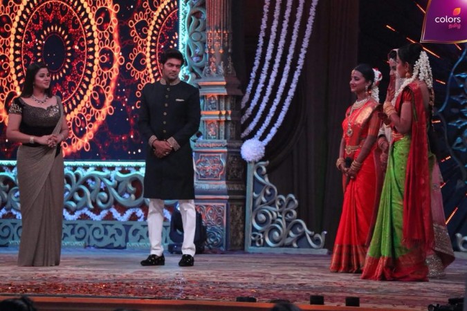 Arya with the finalists of Enga Veetu Mappillai. Arya's Enga Veetu Mappillai