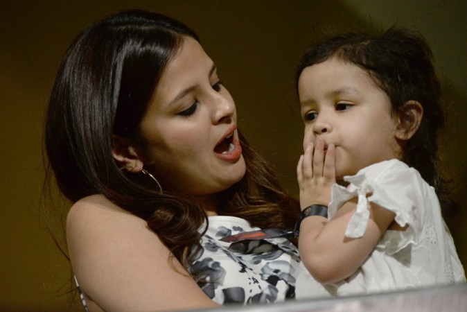Sakshi Dhoni with Ziva Ziva Dhoni, Sakshi Dhoni