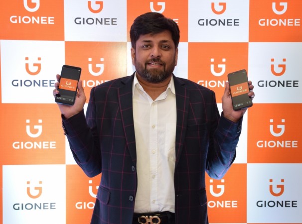 Mr Alok Shrivastava, Director, National Sales, Gionee India holding the F205 and S11 Lite Gionee F205, S11 Lite launched in India