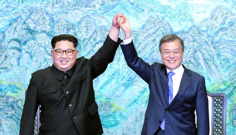 North Korean leader Kim Jong Un (L) and South Korean President Moon Jae-in (R) pose for photographs Kim Jong un meets Moon Jae-in